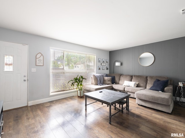1600 W Willcox Ave, Peoria, IL 61604 - living area featuring wood finished floors and baseboards
