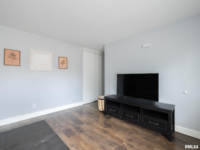 1600 W Willcox Ave, Peoria, IL 61604 - living area with wood finished floors and baseboards