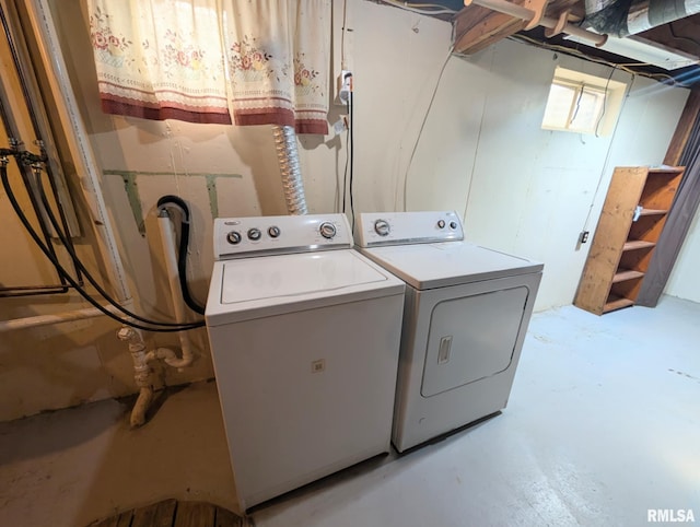 1427 Matilda St, Pekin, IL 61554 - laundry room featuring washer and clothes dryer