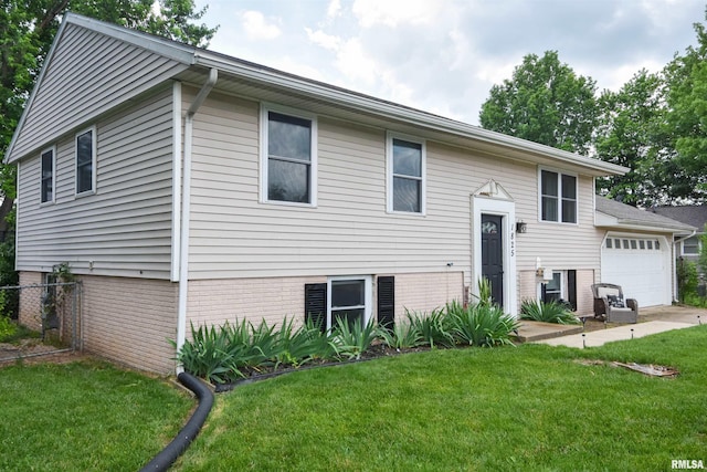 1825 Holiday Dr, Pekin, IL 61554 - split foyer home featuring a garage