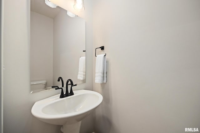 2821 W Lake Trail Ct, Dunlap, IL 61525 - half bath featuring a sink