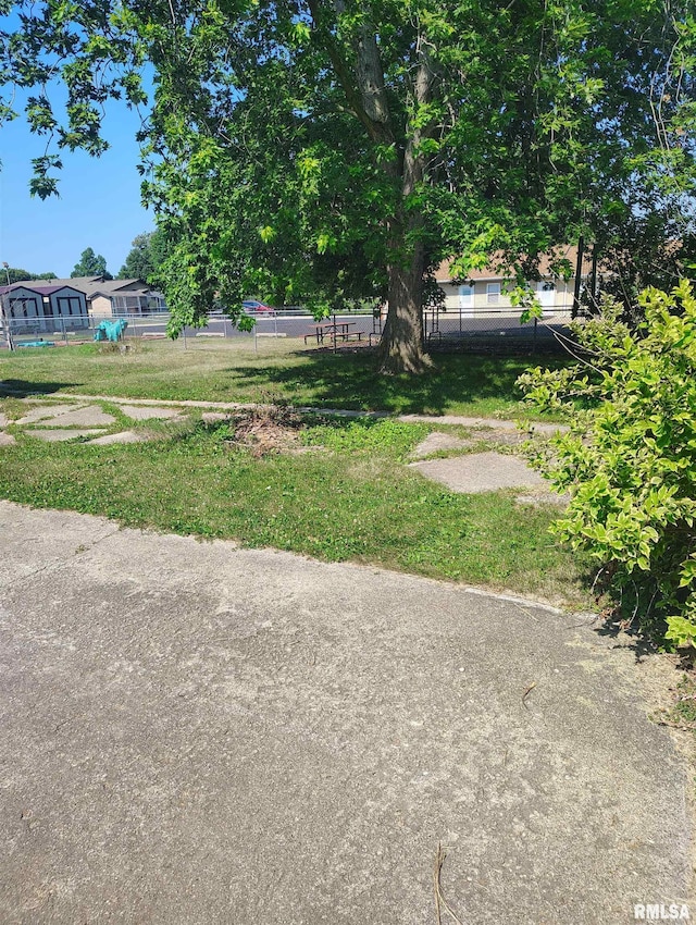 1340 E Ash St, Canton, IL 61520 - view of yard