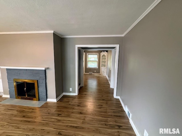 4107 N Hollyridge Cir, Peoria, IL 61614 - corridor with wood finished floors, a textured ceiling, and ornamental molding