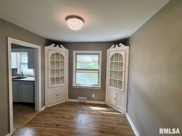 4107 N Hollyridge Cir, Peoria, IL 61614 - unfurnished dining area with dark wood-type flooring, plenty of natural light, and a chandelier