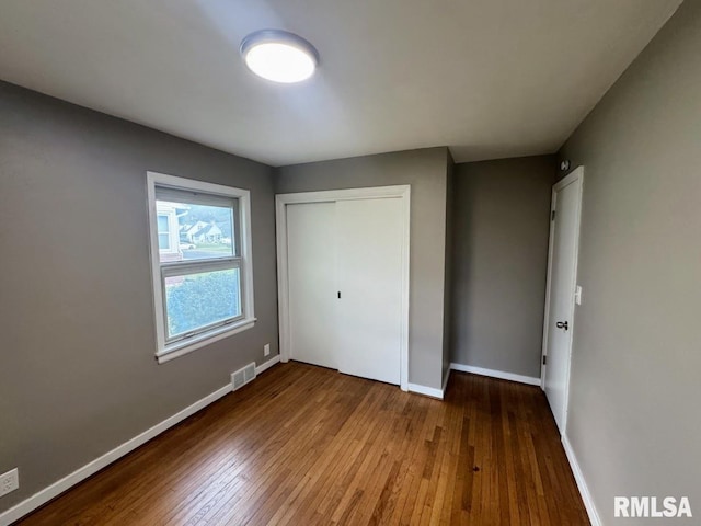4107 N Hollyridge Cir, Peoria, IL 61614 - unfurnished bedroom featuring hardwood / wood-style flooring and a closet