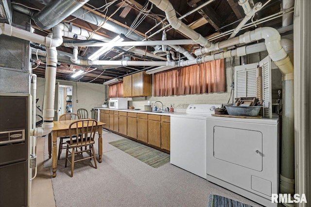 213 S Hanover St, Metamora, IL 61548 - laundry room featuring washing machine and clothes dryer and light carpet