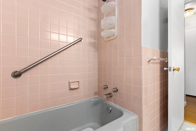 2400 W Callender Ave, West Peoria, IL 61610 - bathroom featuring shower / bath combination