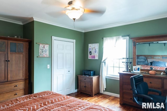 306 W Fremont St, Elmwood, IL 61529 - bedroom with light wood finished floors, crown molding, a ceiling fan, a desk, and a closet