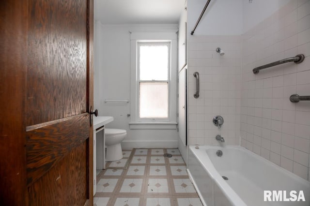 1121 N University St, Peoria, IL 61606 - bathroom featuring healthy amount of natural light, tile patterned floors, shower / bathtub combination, and crown molding