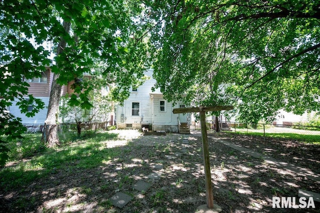 1121 N University St, Peoria, IL 61606 - fenced backyard featuring entry steps