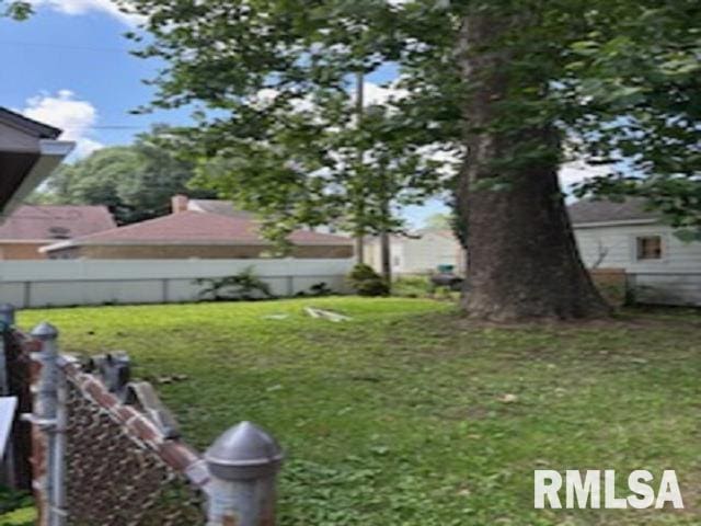 2714 W Laura Ave, West Peoria, IL 61604 - view of yard
