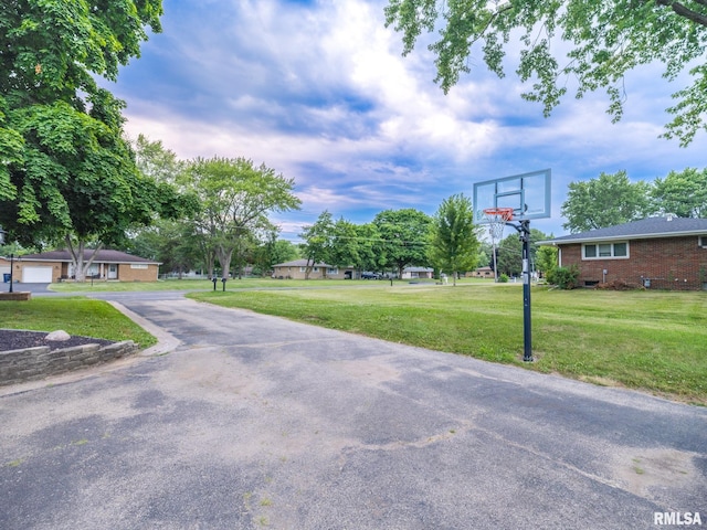 2810 Deveron Cir, Pekin, IL 61554 - view of sport court with a yard