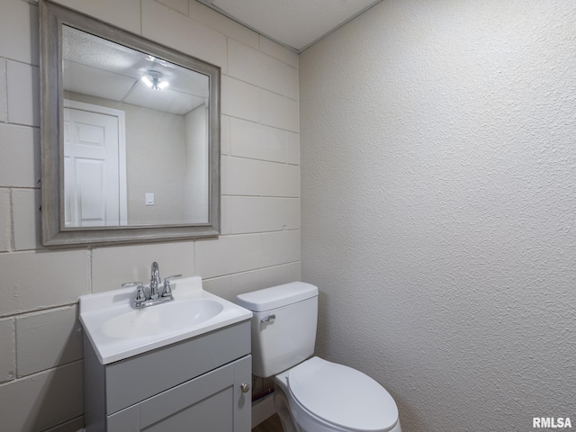 2922 W Larchmont Ln, Peoria, IL 61615 - half bath featuring vanity and toilet