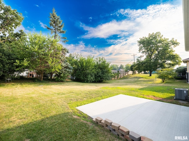 2922 W Larchmont Ln, Peoria, IL 61615 - view of green lawn featuring a patio area