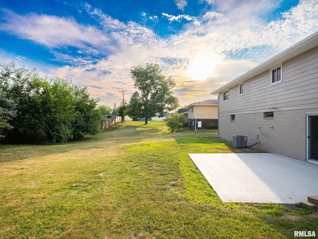 2922 W Larchmont Ln, Peoria, IL 61615 - view of green lawn with a patio area