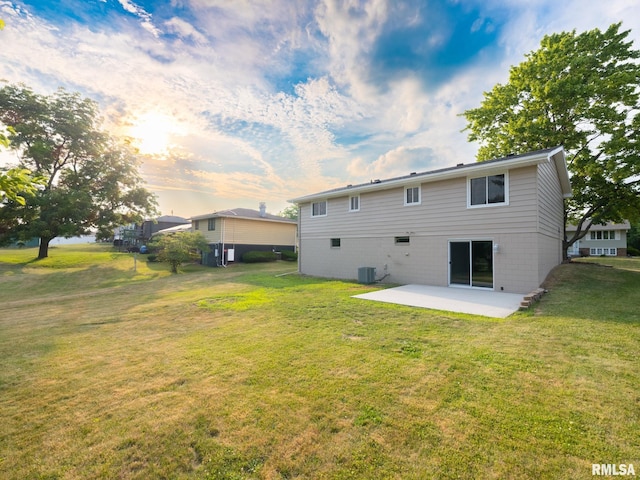 2922 W Larchmont Ln, Peoria, IL 61615 - rear view of property featuring a patio area and a lawn