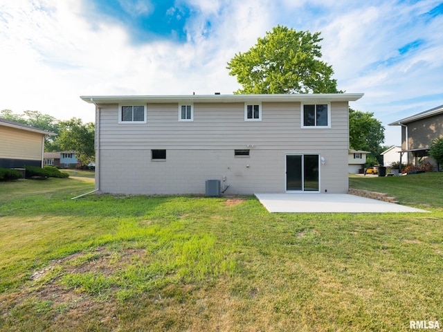 2922 W Larchmont Ln, Peoria, IL 61615 - rear view of house featuring a patio and a lawn
