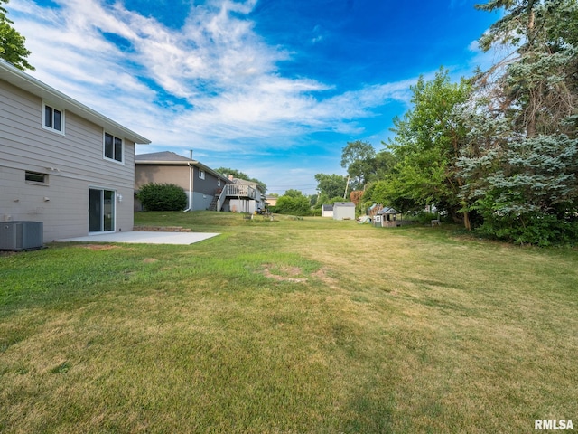 2922 W Larchmont Ln, Peoria, IL 61615 - view of green lawn with a patio
