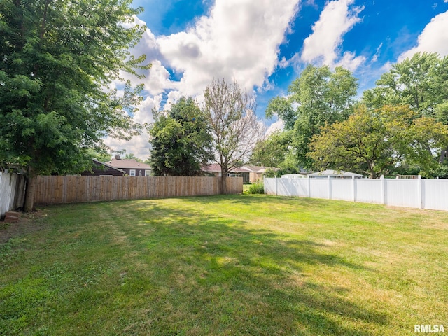 1505 N 9th St, Pekin, IL 61554 - view of fenced backyard