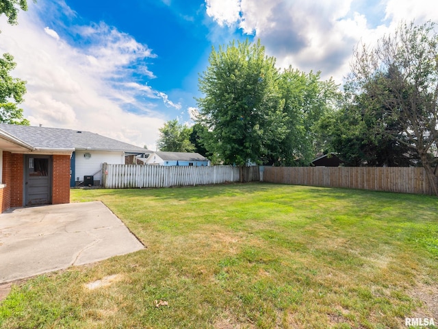 1505 N 9th St, Pekin, IL 61554 - fenced backyard featuring a patio