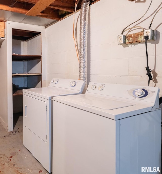 3 Starcevich Ct, Pekin, IL 61554 - laundry area featuring washing machine and clothes dryer and concrete block wall