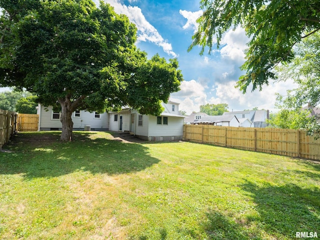 3 Starcevich Ct, Pekin, IL 61554 - fenced backyard featuring entry steps