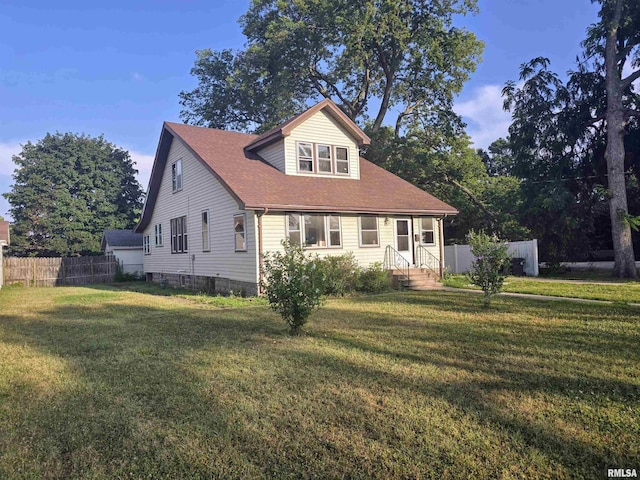 1113 S 5th St, Pekin, IL 61554 - bungalow-style home with roof with shingles