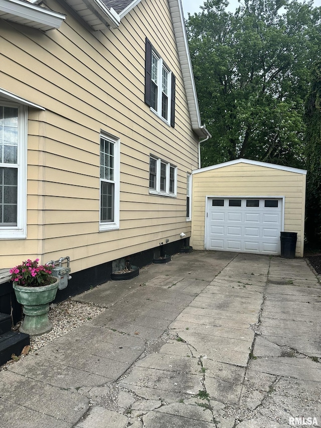 146 W Locust St, Canton, IL 61520 - view of side of property featuring an outbuilding and a garage
