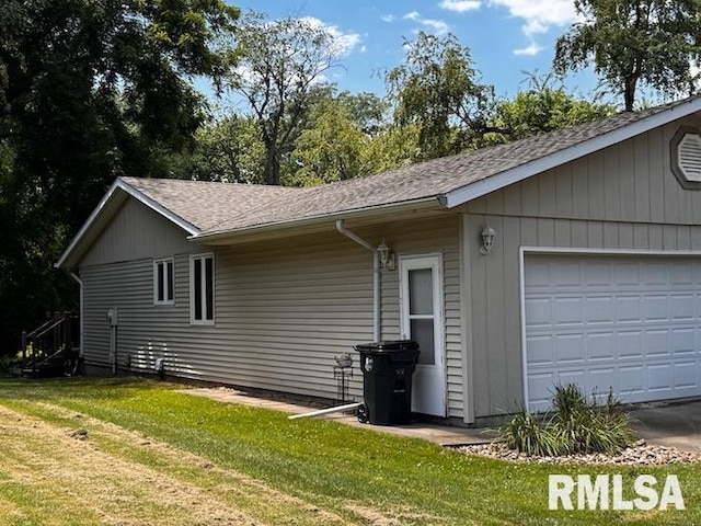 1415 E Sycamore St, Canton, IL 61520 - view of side of property with a shingled roof and a yard