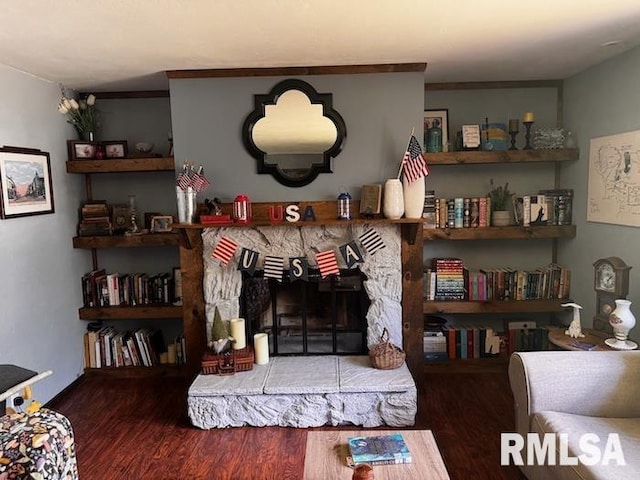 1415 E Sycamore St, Canton, IL 61520 - living area with wood finished floors