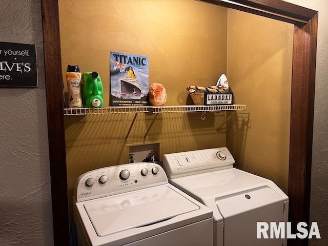 1415 E Sycamore St, Canton, IL 61520 - laundry room with washing machine and dryer