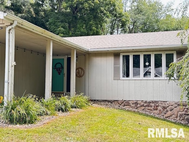 1415 E Sycamore St, Canton, IL 61520 - view of front of house with a front lawn and roof with shingles