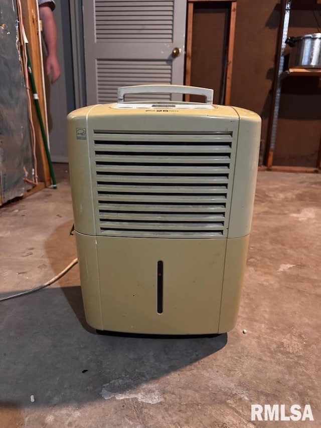 1415 E Sycamore St, Canton, IL 61520 - detailed view of heating unit and concrete flooring