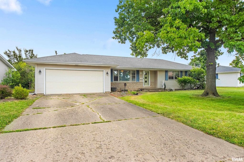 6410 N Greenmont Rd, Peoria, IL 61614 - ranch-style home featuring an attached garage, driveway, and a front yard