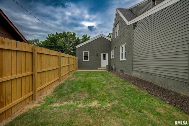 2129 Fondulac Dr, East Peoria, IL 61611 - view of yard with entry steps