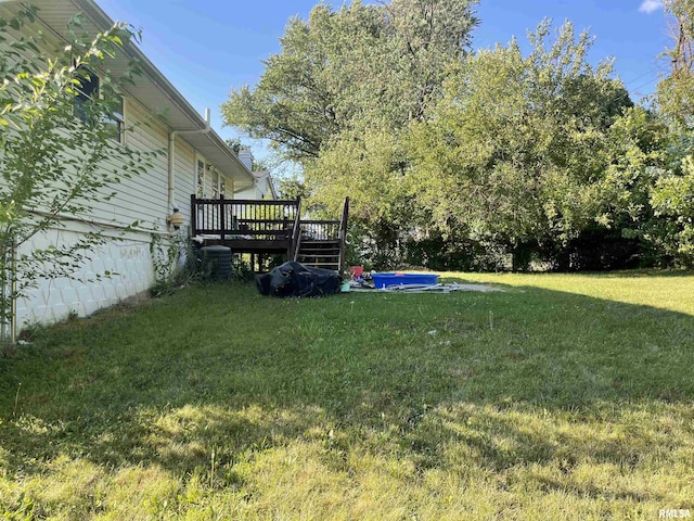 6822 N Kimberly Dr, Peoria, IL 61614 - view of grassy yard with a wooden deck