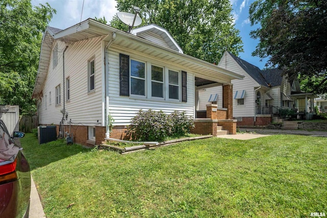 1025 E Maywood Ave, Peoria, IL 61603 - view of front facade with a front lawn