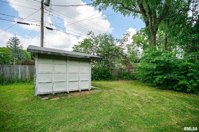 2705 W Millbrook Ct, Peoria, IL 61615 - view of yard featuring a shed