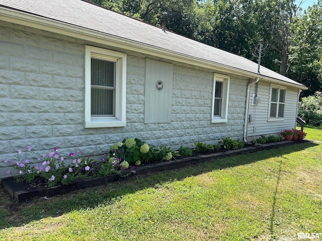 728 Hanna Dr, Pekin, IL 61554 - view of side of home featuring a lawn