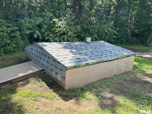 728 Hanna Dr, Pekin, IL 61554 - exterior view of a shingled roof