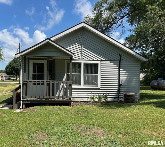 728 Hanna Dr, Pekin, IL 61554 - view of front of house with a porch and a front yard