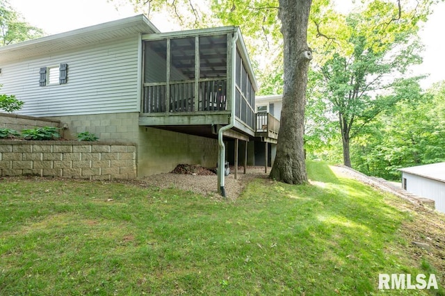 1701 Woodland Knolls Rd, Metamora, IL 61548 - view of side of property with a sunroom and a lawn