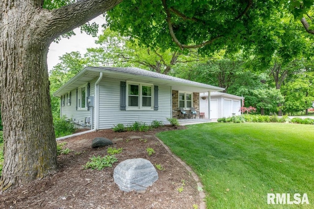 1701 Woodland Knolls Rd, Metamora, IL 61548 - single story home with a front lawn