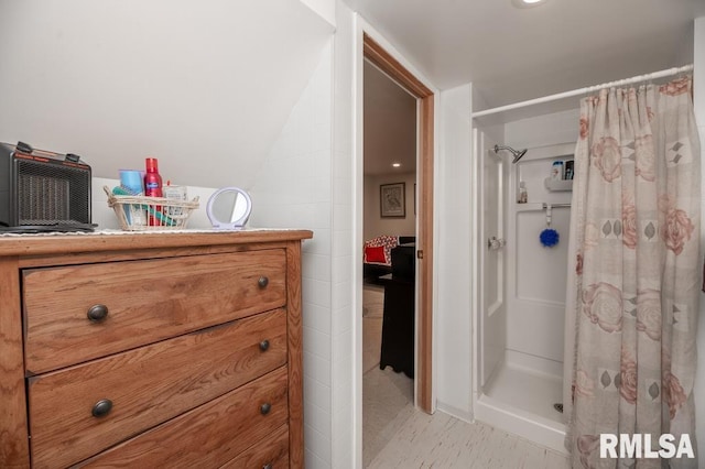 1701 Woodland Knolls Rd, Metamora, IL 61548 - full bath featuring a shower with curtain, vanity, and vaulted ceiling