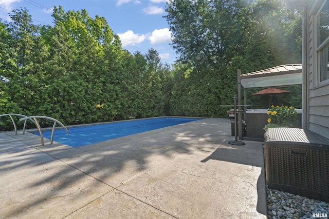 2815 W Windpointe Dr, Peoria, IL 61614 - swimming pool with a patio area