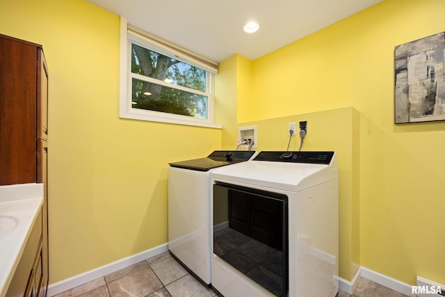 524 Crestview Dr, Metamora, IL 61548 - laundry area with washing machine and dryer and baseboards