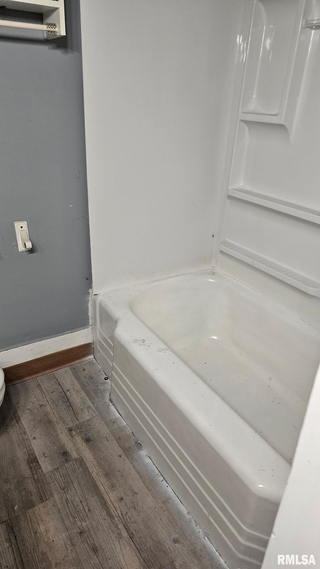 1509 S Western Ave, Peoria, IL 61605 - full bath featuring wood finished floors and toilet