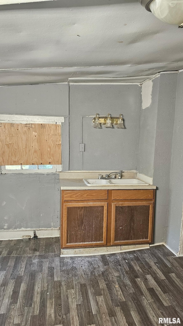 1509 S Western Ave, Peoria, IL 61605 - bathroom featuring wood finished floors and vanity
