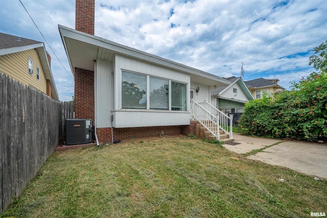 1922 W Rohmann Ave, West Peoria, IL 61604 - view of front of house featuring a chimney