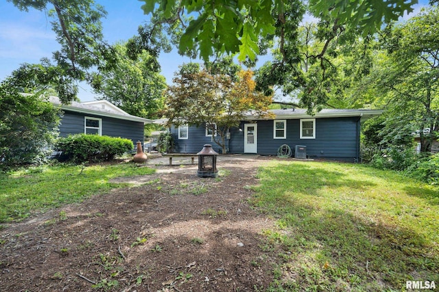 3819 N Saymore Ln, Peoria, IL 61615 - back of house featuring a lawn